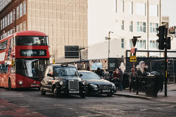 Czarne kabiny i czerwony podwójny piętrowy autobus na Charing Cross Road, Lo — Zdjęcie stockowe