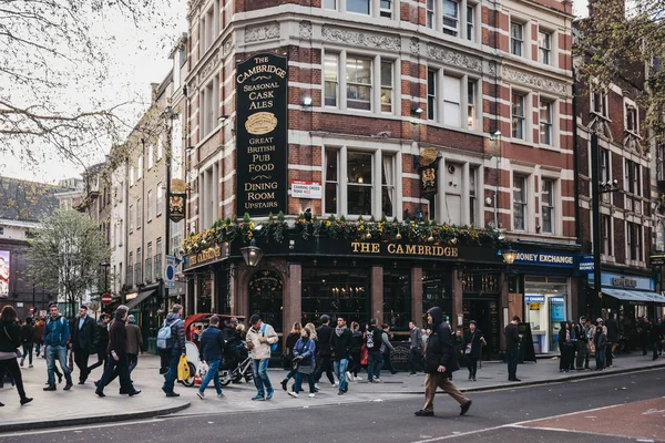 Ludzie spacerują po ulicy przed pubem Cambridge na Char — Zdjęcie stockowe