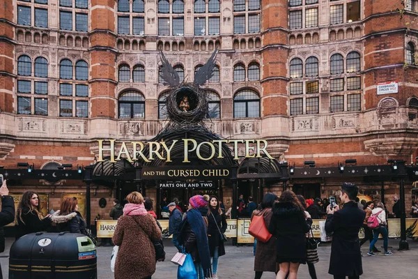 İnsanlar Harry Potter ve Lanetli Çocuk sig önünde yürüyüş