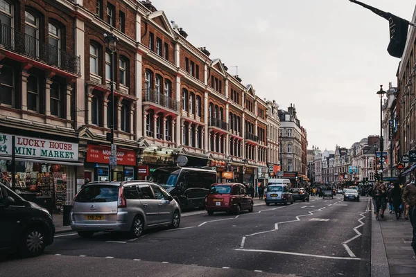 Tráfico en Shaftesbury Avenue, una calle importante en el West End de — Foto de Stock