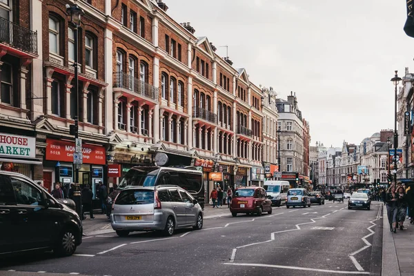 Verkehr auf der Shaftesbury Avenue, einer wichtigen Straße am westlichen Ende der — Stockfoto