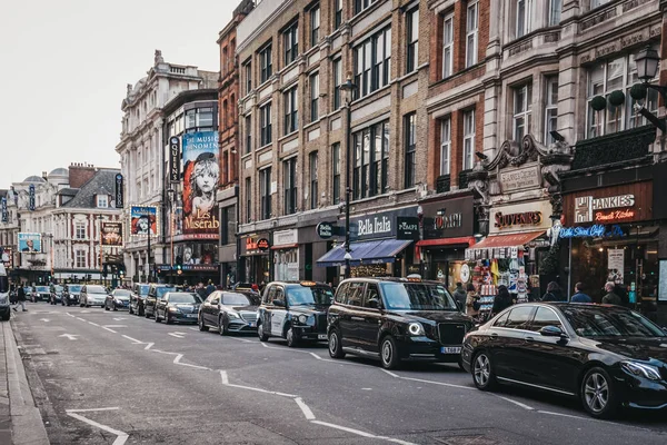 Verkehr auf der Shaftesbury Avenue, einer wichtigen Straße am westlichen Ende der — Stockfoto