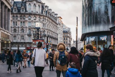 Leicester Meydanı'nda yürüyen insanlar, t bir yaya meydanı
