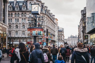 Leicester Meydanı'nda yürüyen insanlar, t bir yaya meydanı