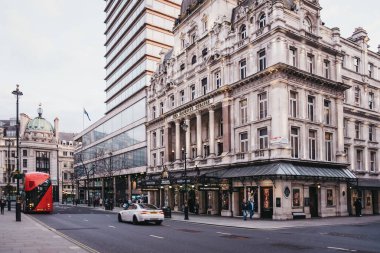 Londra'nın West End'inde Majesteleri'nin Tiyatrosu'nun önünden yürüyen insanlar, U