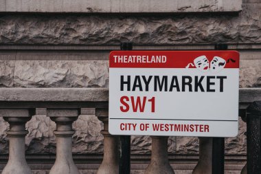 Haymarket, Westminster Şehrinde bir binada sokak adı işareti