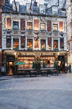 Londra'daki Sherlock Holmes pub'ın cephesi, İngiltere.
