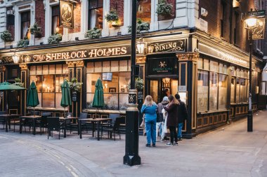 Londra,İngiltere'de Sherlock Holmes pub'a giren ler.