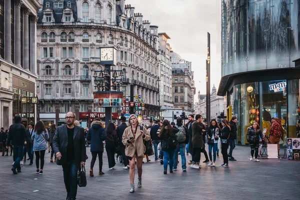 Ludzie spacerują po Leicester Square, deptaku w t — Zdjęcie stockowe