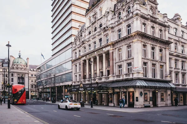 Människor som går genom hennes majestäts teater i West End i London, U — Stockfoto