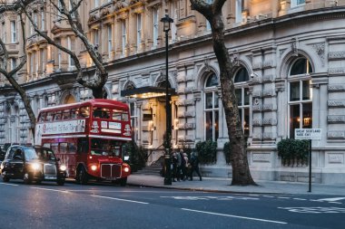Siyah taksi ve retro kırmızı çift içinde bir öğleden sonra çay otobüsü turu 