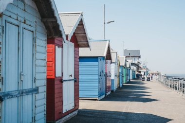 Sheringham, Norfolk, İngiltere, peop deniz tarafından renkli plaj kulübeleri