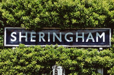 Sheringham, Norfolk, İngiltere'de bir istasyonda Sheringham istasyonu işareti.
