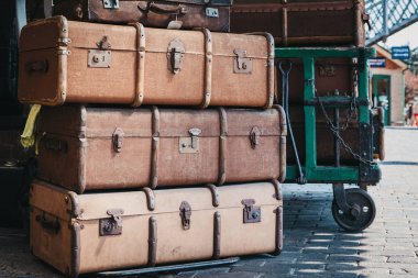 Sheringham tren statio platformunda Retro dekor bavul