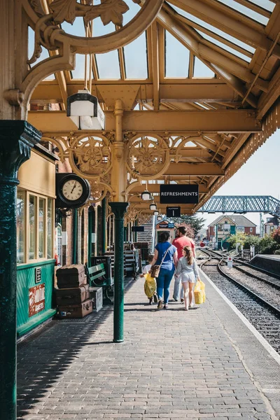 Family walking on a train platform of Sheringham train station, — Stock Photo, Image