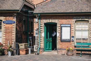 Sheringham retro tren istasyonu içinde üniformalı iletken, Norf