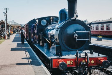 Poppy Line buharlı tren, Sh yanındaki platformda yürüyen personel