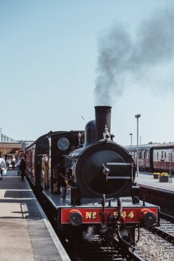 Sheringham istasyonunda platformda Buharlı tren, Norfolk, İngiltere.