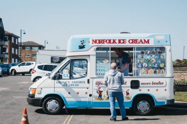 Sheringham, Norf'ta bir dondurma kamyonundan dondurma alan adam