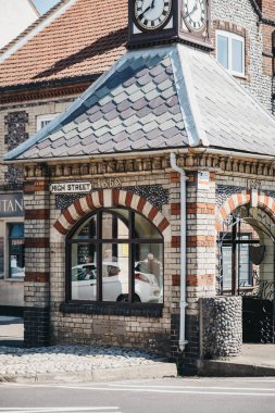 Sheringham, Norfolk, İngiltere'de yüksek bir caddede Retro otobüs durağı kulübe.