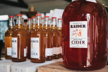 Yerel Courtyard sayısı satışa Norfolk Raider elma şarabı yaptı