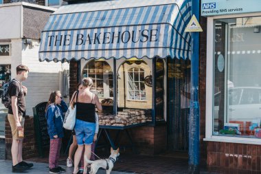 Sheringham, Norf'taki Bakehouse Pastanesi'nin önünde duran insanlar