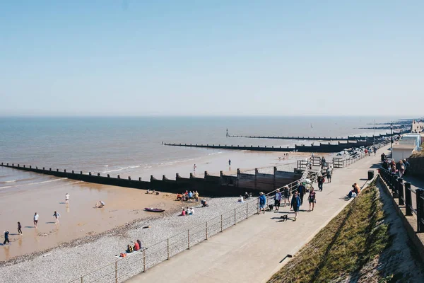 Ludzie spacerują po promenadzie wzdłuż plaży w Sheringham — Zdjęcie stockowe