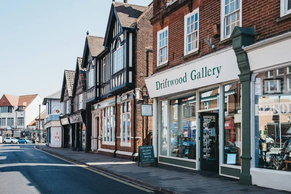 Facciate di una fila di negozi, banche e pub a Sheringham, Norfolk — Foto Stock