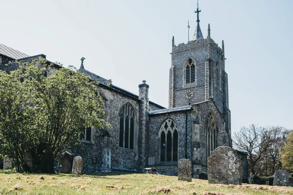 明るい春の日にアイルシャム教区教会、ノーフォーク、英国. — ストック写真
