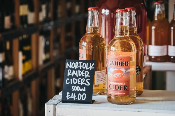 Lokal hergestellter norfolk Raider Cider, der im Hof verkauft wird, zählt — Stockfoto