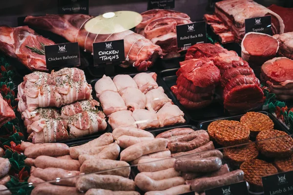 Varietà di carni e prodotti a base di carne in vendita all'interno del Cortile — Foto Stock