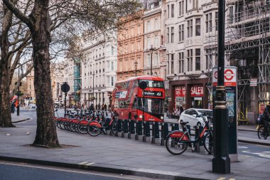Santander, Pall Mall East,Londra, İngiltere'de yanaşma istasyonunu devir.