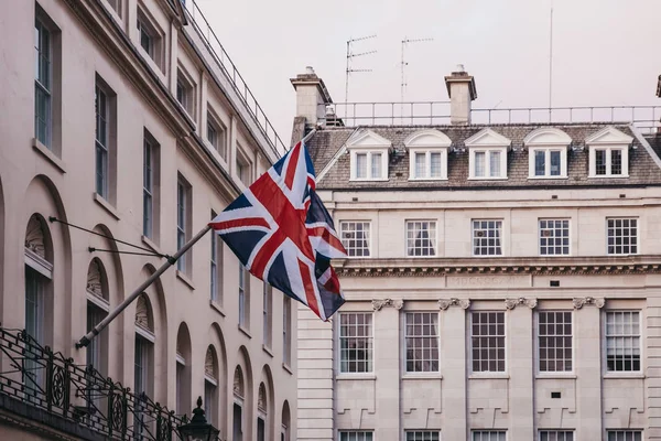 Londra'da bir binanın dışında bir kutup üzerinde Union Jack İngiliz bayrağı, — Stok fotoğraf