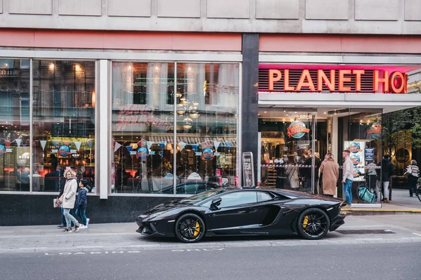 Lamborghini preto estacionado fora do restaurante Planet Hollywood em — Fotografia de Stock