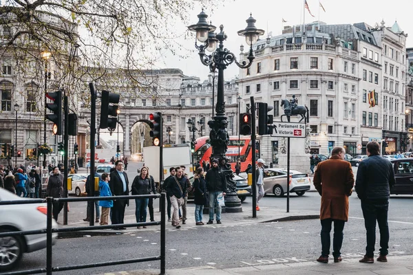 Az emberek arra várnak, hogy átlépje az út mellett Trafalgar Square, Londo — Stock Fotó