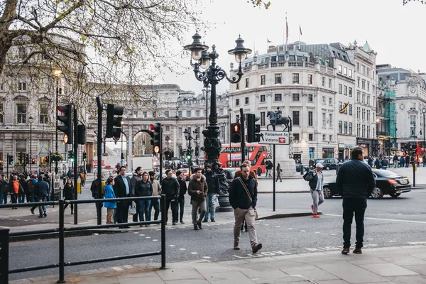 People waiting to cross the road next to Trafalgar Square, Londo — Stock Photo, Image