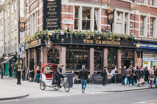 Rickshaw on a street in front of The Cambridge, West End, London — Stock Photo, Image