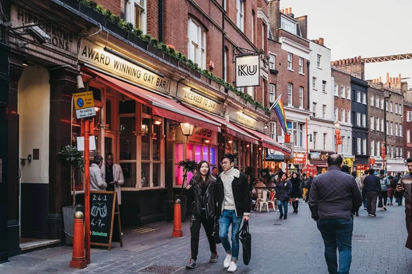 Menschen gehen an ku bar, leicester square, london, uk vorbei. — Stockfoto