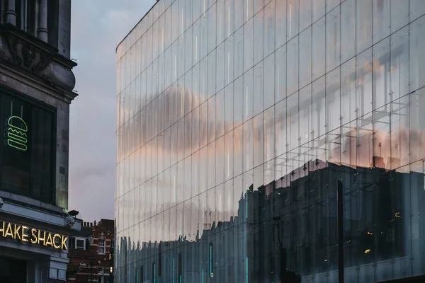Cielo e nuvole riflettono su W London, Leicester Square, Londra , — Foto Stock