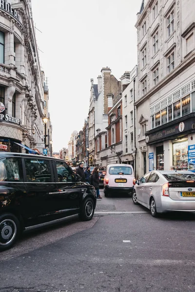 Kolejkowanie ruchu na Rupert Street, głównej ulicy w West End — Zdjęcie stockowe