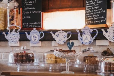 Blue Vintage Tea Rooms, Lavenham, İngiltere'de satılık ev yapımı kekler.