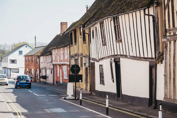 Auto guida passato case medievali a graticcio a Lavenham, Su — Foto Stock