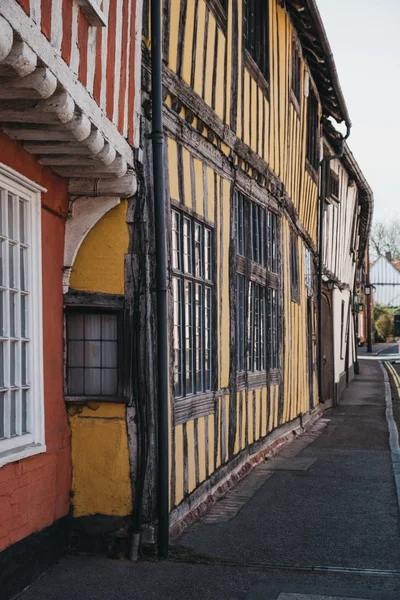 Esterno di case medievali colorate a graticcio a Lavenham , — Foto Stock