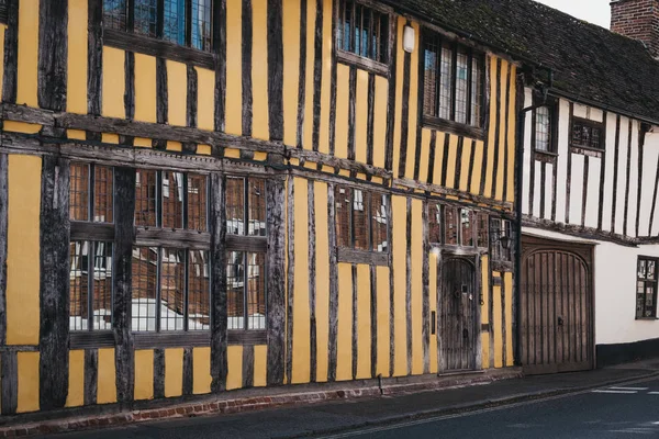 Casas medievais coloridas de meia-madeira na aldeia de Lavenh — Fotografia de Stock