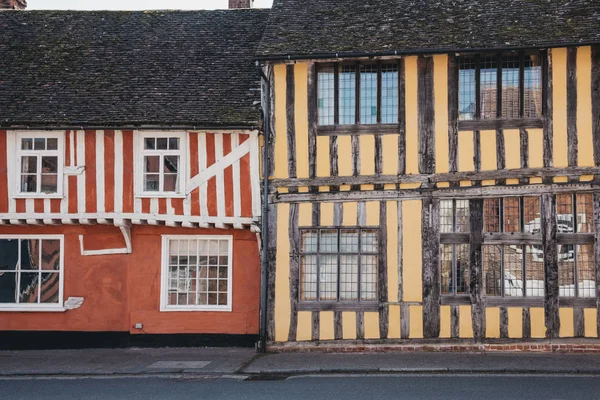 Case medievali colorate a graticcio nel villaggio di Lavenh — Foto Stock