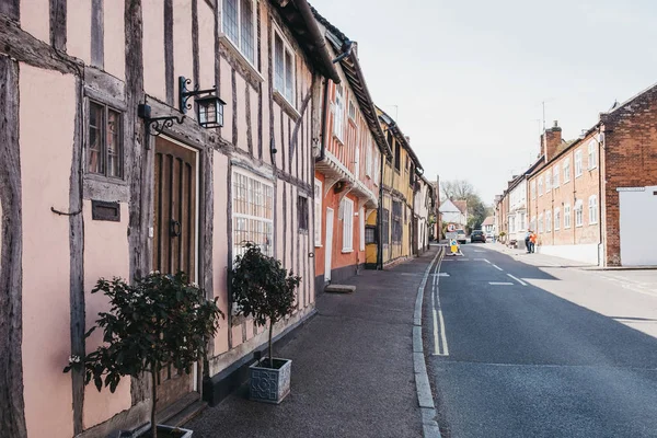 Fila di case medievali rosa pastello a graticcio a Lavenham , — Foto Stock