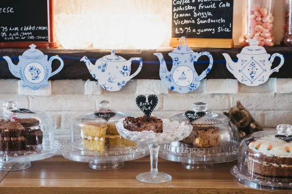 Σπιτικά κέικ προς πώληση σε μπλε vintage δωμάτια τσαγιού, Λάβενχαμ, UK. — Φωτογραφία Αρχείου