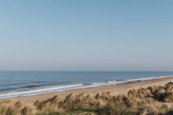 Vista da colina sobre a praia de Hemsby, Norfolk, Reino Unido . — Fotografia de Stock