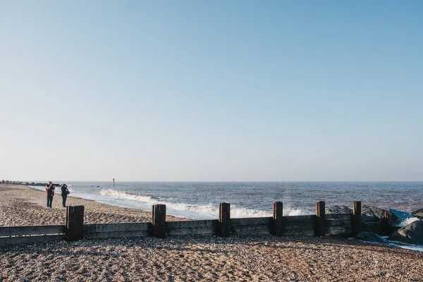 Люди у воды на пляже Хорси Гэп весной, Норфолк , — стоковое фото