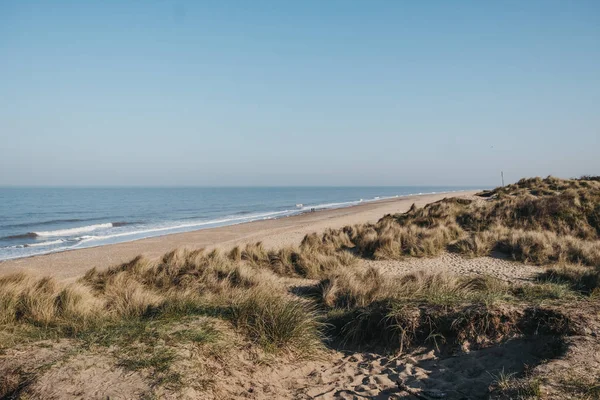 Vista da colina sobre a praia de Hemsby, Norfolk, Reino Unido . — Fotografia de Stock